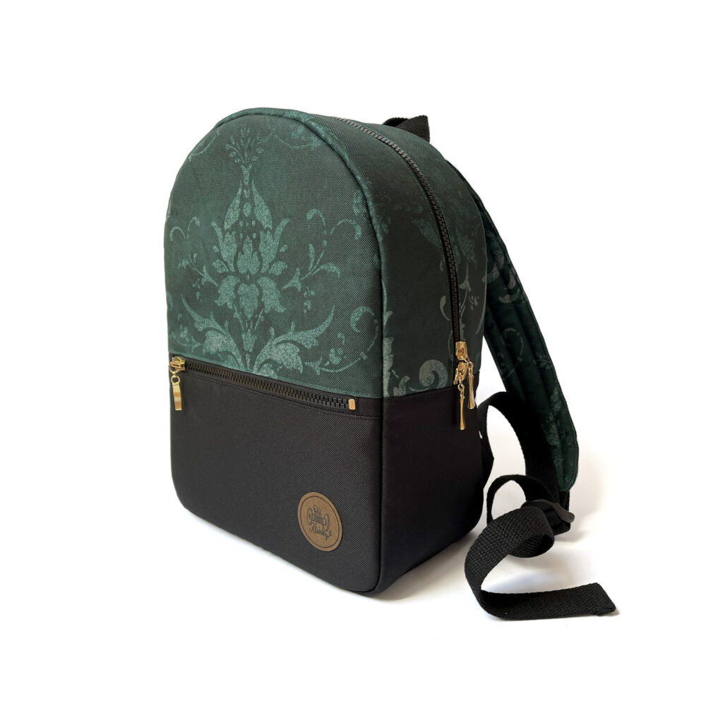 Dámský černý batoh JANE Od Klárky se vzorem tmavě zeleného ornamentu