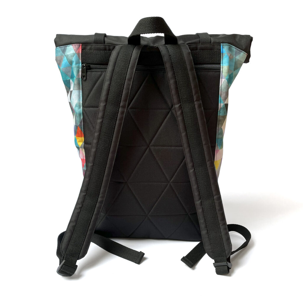 Univerzální tyrkysovo-černý rolovací batoh ROLL Od Klárky s motivem barevných trojúhelníků