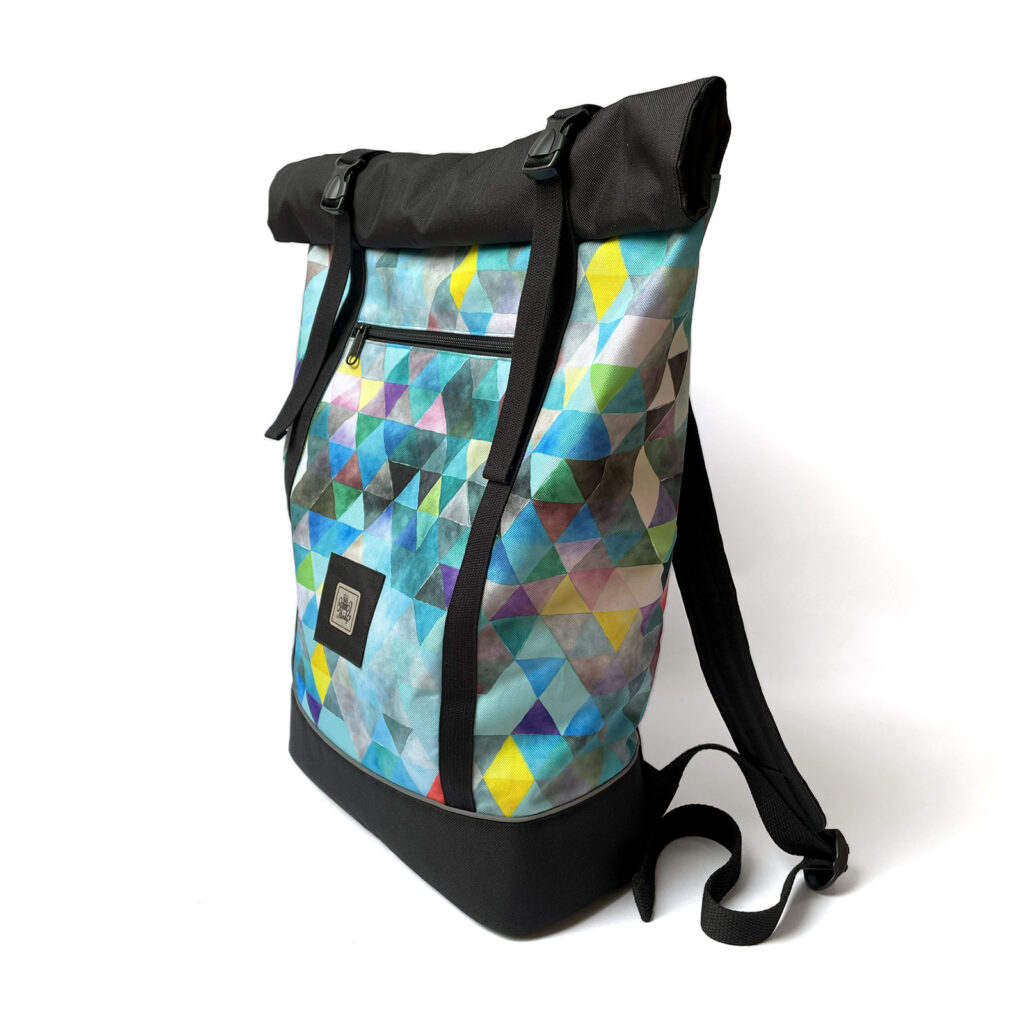 Univerzální tyrkysovo-černý rolovací batoh ROLL Od Klárky s motivem barevných trojúhelníků