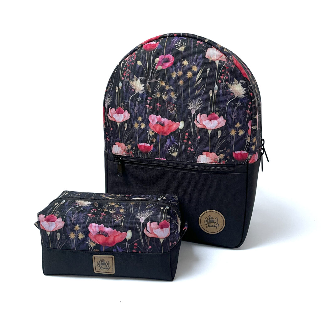 Dámský černý batoh JANE a kosmetická černá taštička BASIC Od Klárky se vzorem růžových vlčích máků