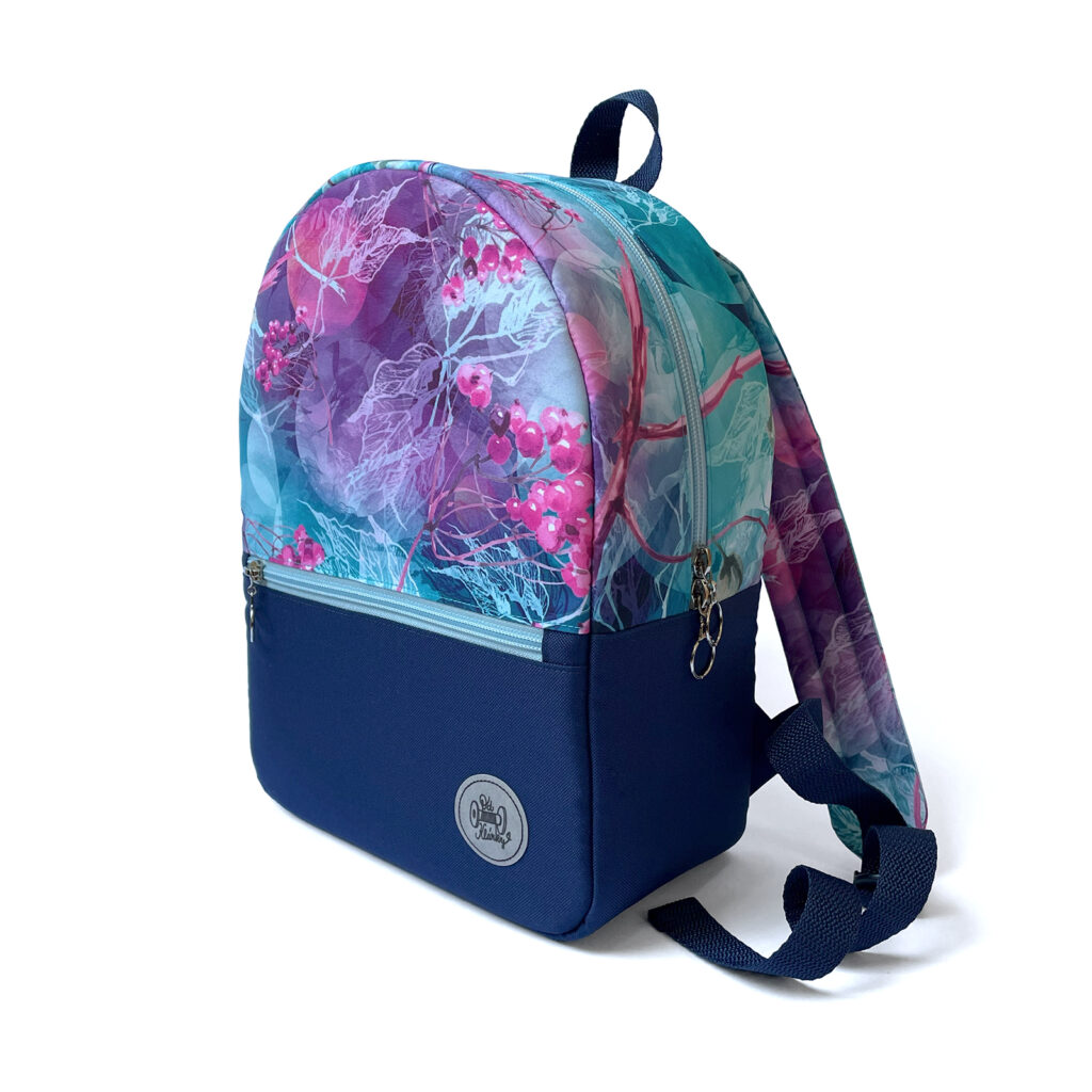Dámský modro-tyrkysový batoh JANE Od Klárky se vzorem růžových bobulí